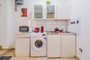 Geladeira, micro-ondas, cooktop, cafeteira/chaleira