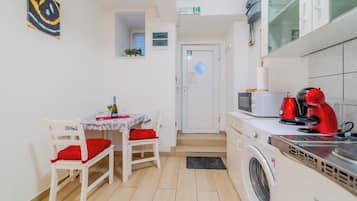 Family Studio, Microwave (Red Vibe Studio Central 1) | Private kitchenette