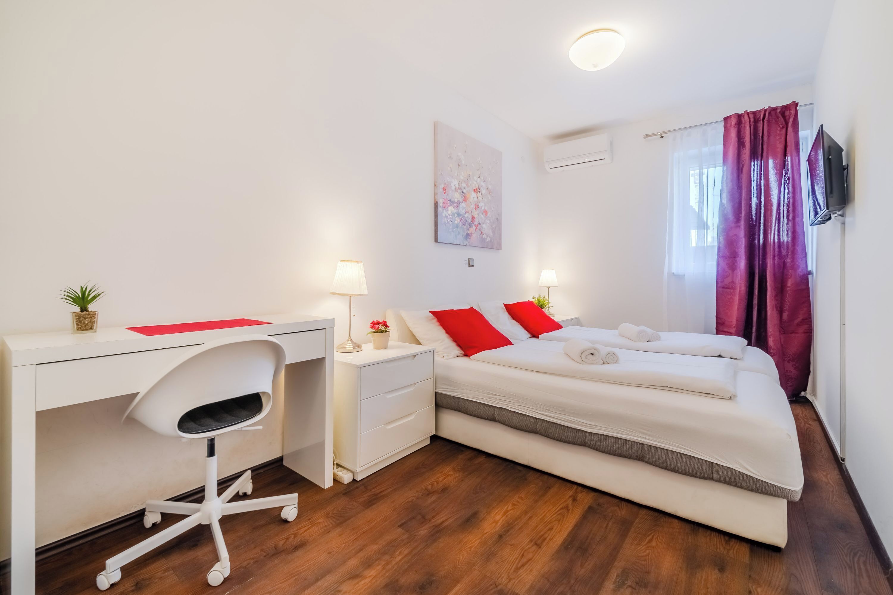Family Studio (Red Vibe Studio Central 1) | Laptop workspace, iron/ironing board, free WiFi, bed sheets