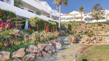 Familienapartment, Mehrere Schlafzimmer, 2 Bäder, Bergseite (Riviera direct pool access) | Unterkunftsgelände