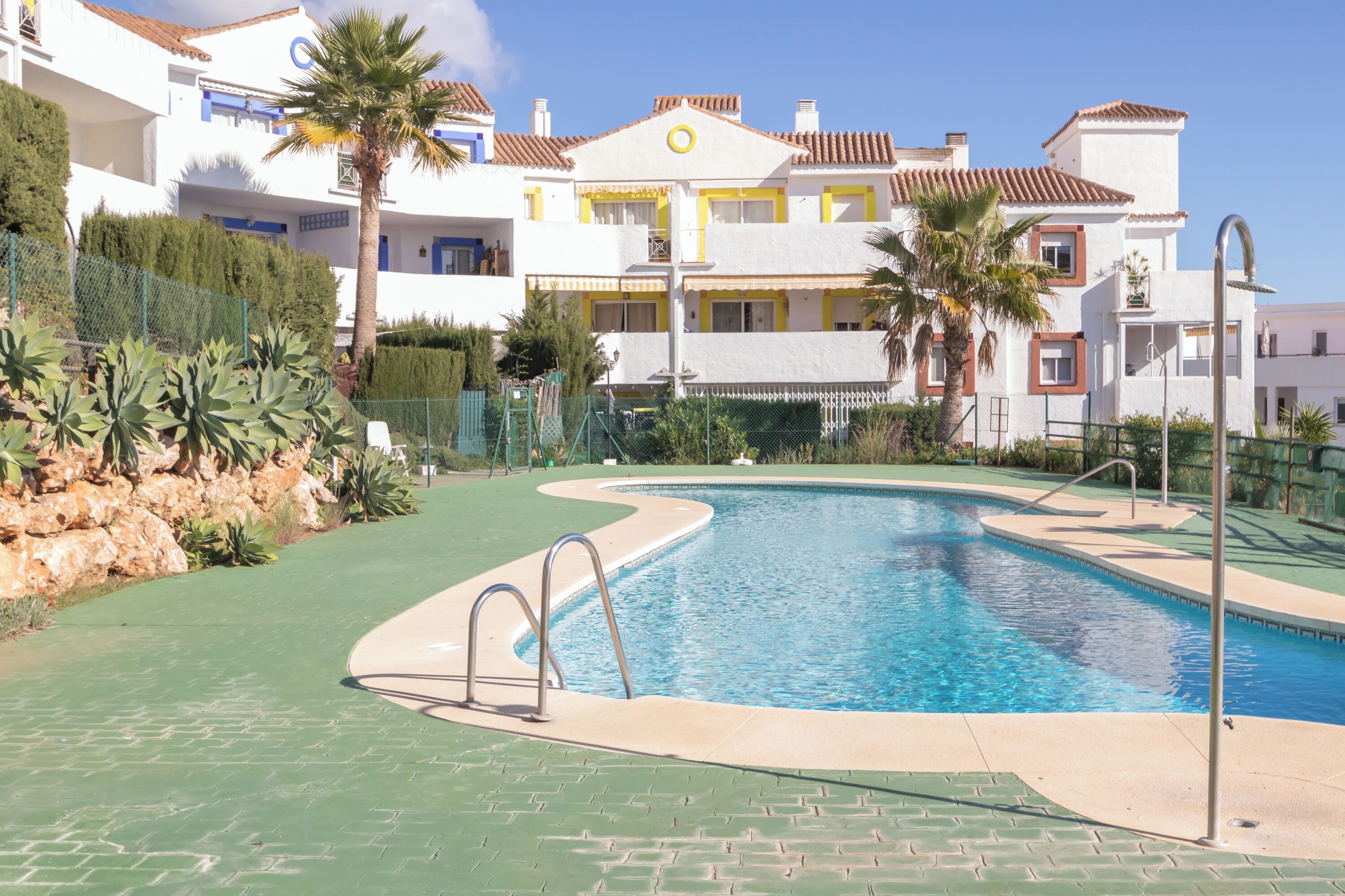 Familieleilighet, flere soverom, 2 bad, ved fjell (Riviera direct pool access) | Basseng | Sesongbasert utendørsbasseng