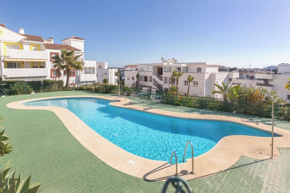 Una piscina al aire libre de temporada