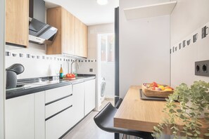 Lemari es, microwave, oven, dan kompor