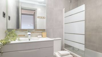 Family Apartment, Multiple Bedrooms, 2 Bathrooms, Mountainside (Riviera direct pool access) | Bathroom | Combined shower/bathtub, hair dryer, towels, soap