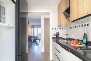 Réfrigérateur, micro-ondes, four, plaque de cuisson