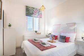 2 slaapkamers, een laptopwerkplek, een strijkplank/strijkijzer