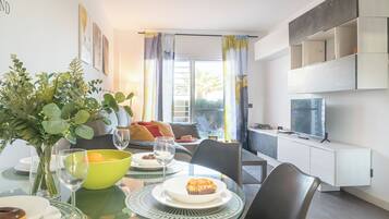 Family Apartment, Multiple Bedrooms, 2 Bathrooms, Mountainside (Riviera direct pool access) | Dining