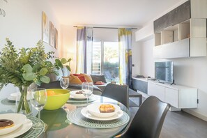 Familie appartement, meerdere slaapkamers, 2 badkamers (Riviera direct pool access) | Dineren