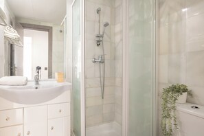 Familie appartement, meerdere slaapkamers, 2 badkamers (Riviera direct pool access) | Badkamer | Een bad/douchecombinatie, een haardroger, handdoeken, zeep