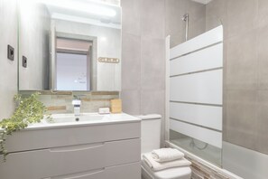 シャワー付き浴槽、ヘアドライヤー、タオル、石鹸