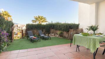 Appartement Familial, plusieurs chambres, 2 salles de bains (Riviera direct pool access) | Restauration extérieure
