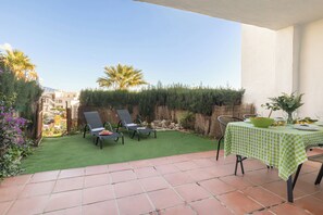 Familienapartment, Mehrere Schlafzimmer, 2 Bäder, Bergseite (Riviera direct pool access) | Speisen im Freien