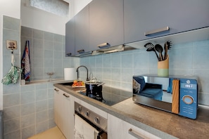 Fridge, microwave, oven, stovetop - Gargnano Apartments (Gargnano)