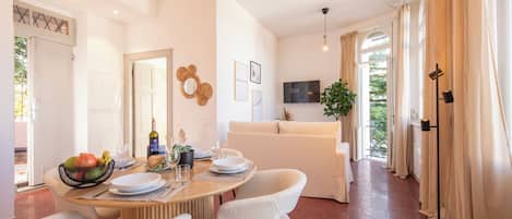 Standard Apartment, Multiple Bedrooms, Mountainside (Tesori Della Vetta Pom Rose) | Living area | 21-inch TV with cable channels