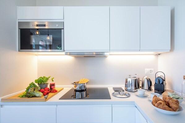 Standard Apartment, Multiple Bedrooms, Mountainside (Tesori Della Vetta Pom Rose) | Private kitchen | Microwave, coffee/tea maker, electric kettle, cookware/dishes/utensils - Tesori Della Vetta (Lugano)