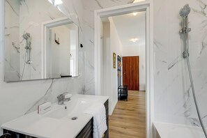 Familie appartement, meerdere slaapkamers (Nova Lake View Stresa Hill) | Badkamer | Een douche, een haardroger, handdoeken, zeep