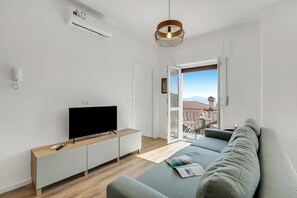 Familie appartement, meerdere slaapkamers (Nova Lake View Stresa Hill) | Woonruimte | Een 21-inch smart-tv met digitale zenders