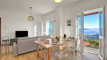 Family Apartment, Multiple Bedrooms, Mountainside (Luce Lake View on Stresa Hill) | Dining