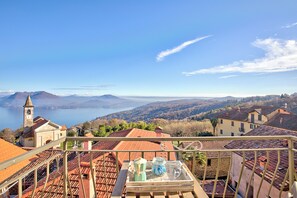 Familjelägenhet - flera sovrum - intill bergen (Luce Lake View on Stresa Hill) | Balkong
