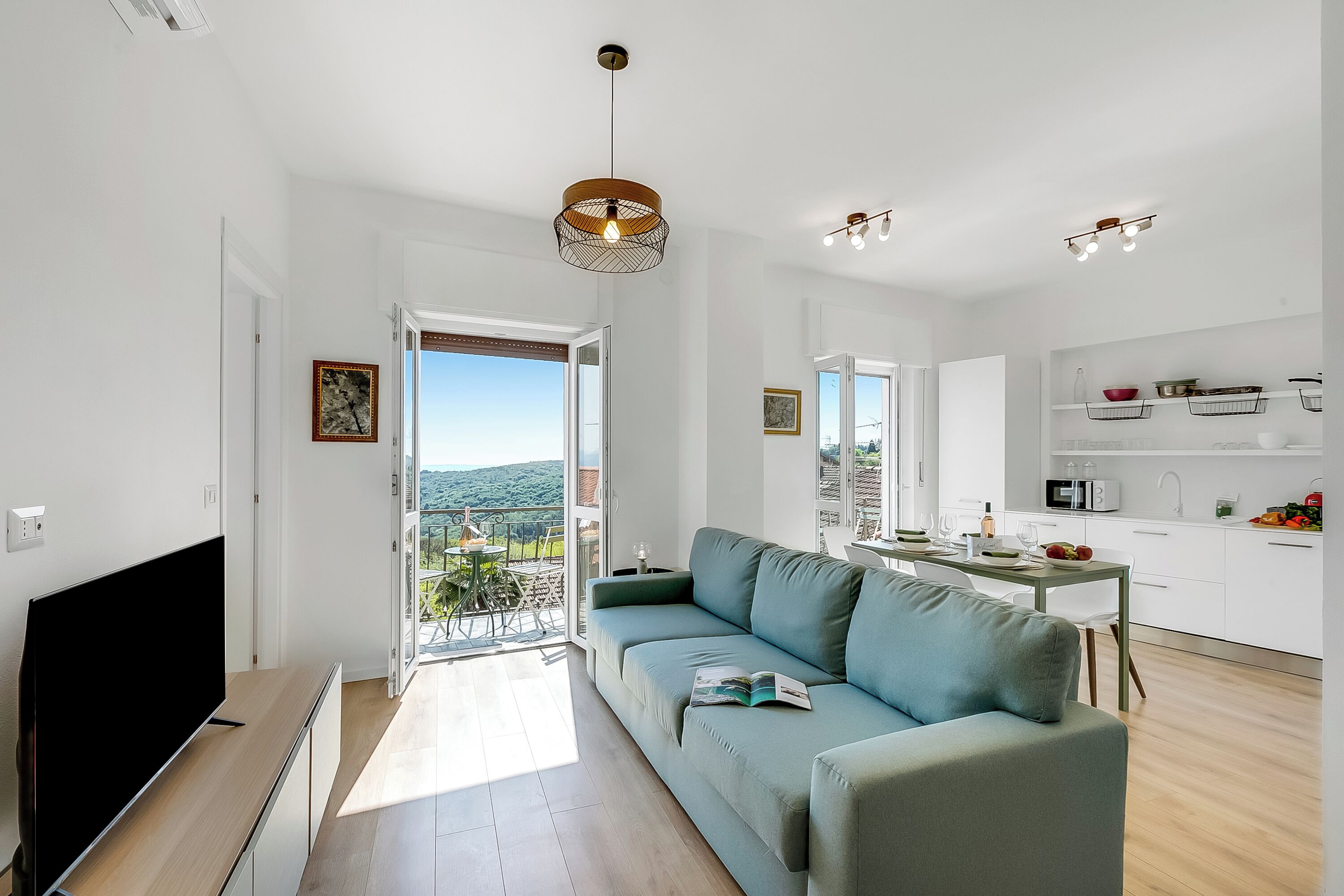 Familie appartement, meerdere slaapkamers (Nova Lake View Stresa Hill) | Woonruimte | Een 21-inch smart-tv met digitale zenders