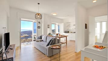 Familienapartment, Mehrere Schlafzimmer, Bergseite (Luce Lake View on Stresa Hill) | Wohnbereich | 21-Zoll-Smart-TV mit Digitalempfang