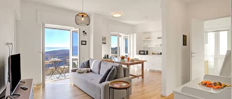 Familieleilighet, flere soverom, ved fjell (Luce Lake View on Stresa Hill) | Oppholdsområde | En 21-tommers smart-TV med digitale kanaler