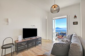 Familjelägenhet - flera sovrum - intill bergen (Luce Lake View on Stresa Hill) | Vardagsrum | 21-tums smart-tv med digitalkanaler