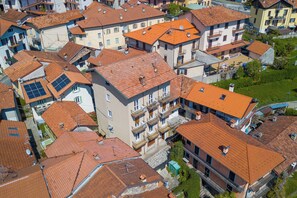 Sűrűn beépített lakóövezet, melyben többemeletes épületek találhatók, vörös cseréptetőkkel és erkélyekkel.