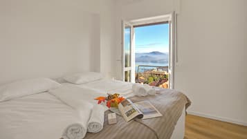 Familienapartment, Mehrere Schlafzimmer, Bergseite (Luce Lake View on Stresa Hill) | 3 Schlafzimmer, kostenloses WLAN, Bettwäsche
