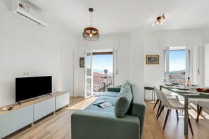 Family Apartment, Multiple Bedrooms (Nova Lake View Stresa Hill) | Living area