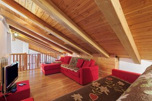 Family Apartment, Multiple Bedrooms (Gleise Lodge apartment) | Living area | 21-inch flat-screen TV with cable channels, TV - Gleise Lodge apartment (Bardonecchia)