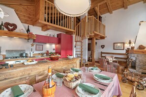 Family Apartment, Multiple Bedrooms (Gleise Lodge apartment) | Dining