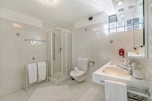 Standard Apartment, Multiple Bedrooms, 2 Bathrooms, Mountainside (Castel In Aria 2) | Bathroom | Combined shower/tub, hair dryer, towels, soap