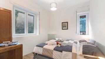 Appartamento familiare, camere multiple, lato montagna (Gaia on Stresa Hill) | 2 camere, postazione laptop, Wi-Fi gratuito, lenzuola