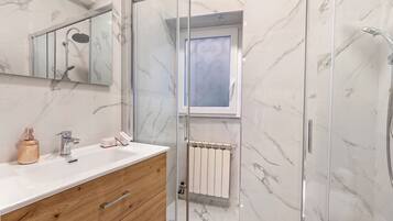 Family Apartment, 2 Bedrooms, Microwave, Mountainside (Gaia on Stresa Hill) | Bathroom