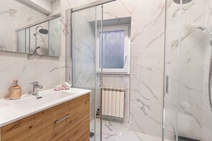 Family Apartment, Multiple Bedrooms, Mountainside (Gaia on Stresa Hill) | Bathroom - Gaia on Stresa Hill (Stresa)