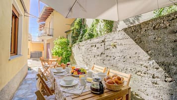 Family Apartment, 2 Bedrooms, Microwave, Mountainside (Gaia on Stresa Hill) | Outdoor dining