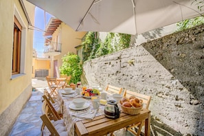 Familieleilighet, 2 soverom, mikrobølgeovn, ved fjell (Gaia on Stresa Hill: 2BR with AC and) | Utendørsservering