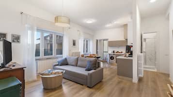 Appartamento familiare, camere multiple, lato montagna (Gaia on Stresa Hill) | Area soggiorno | TV a schermo piatto 21 pollici con canali digitali