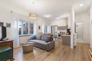 Familie appartement, meerdere slaapkamers, uitzicht op gebergte (Gaia on Stresa Hill) | Woonruimte | Een 21-inch flatscreentelevisie met digitale zenders