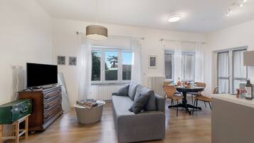 TV a schermo piatto 21 pollici con canali digitali