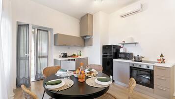 Apartemen Keluarga, beberapa kamar, tepi gunung (Gaia on Stresa Hill) | Ruang makan
