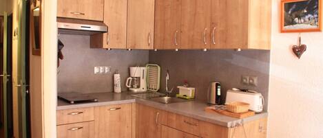 Jääkaappi, mikroaaltouuni, uuni, liesi