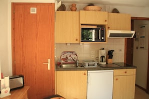 Réfrigérateur, micro-ondes, plaque de cuisson, cafetière/bouilloire
