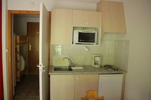 Fridge, oven, stovetop, coffee/tea maker