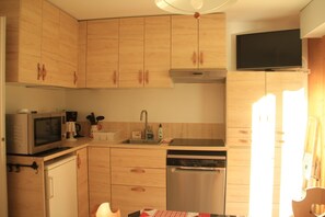 Réfrigérateur, micro-ondes, plaque de cuisson, lave-vaisselle