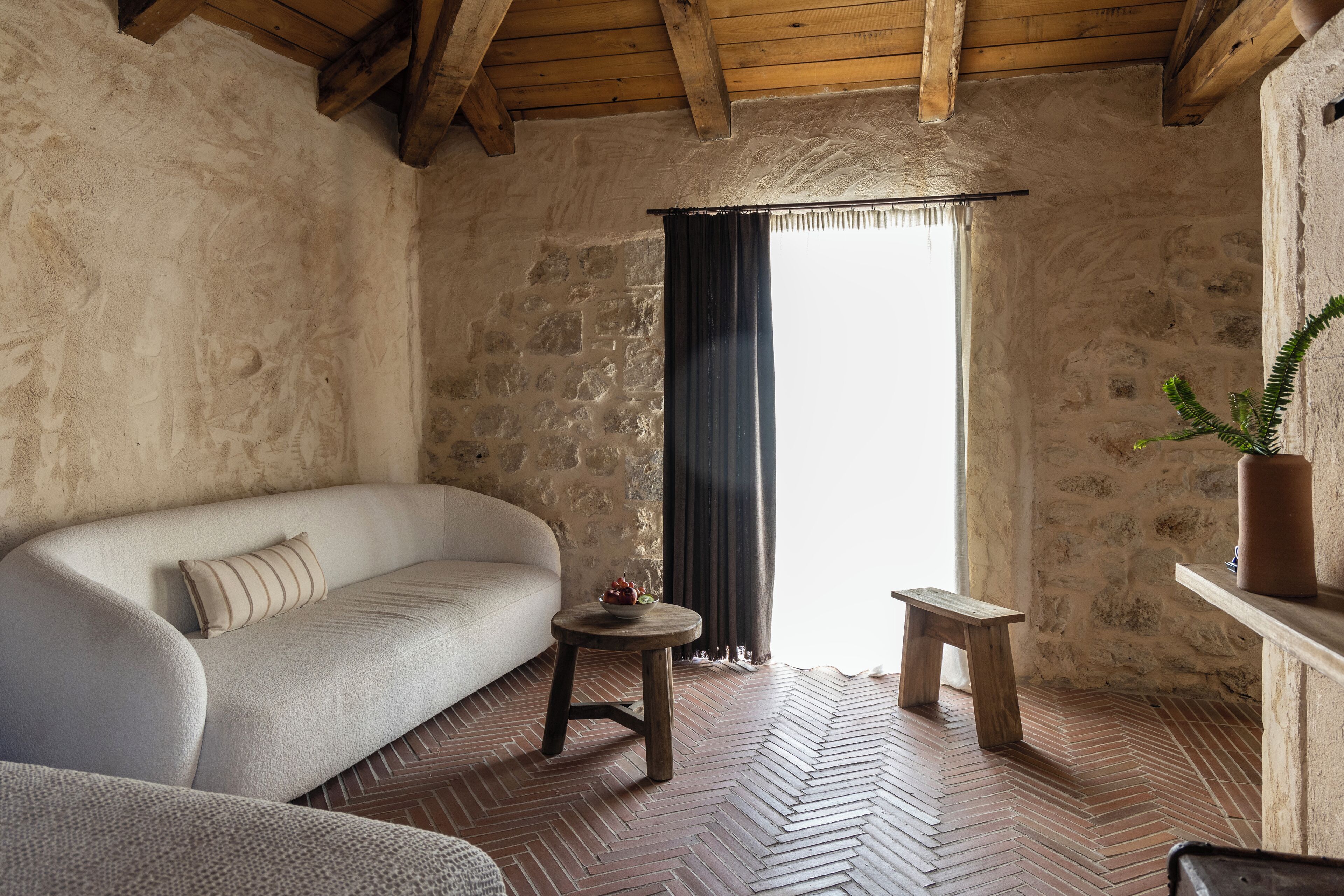 Design Suite with Private Pool | Área de estar | TV