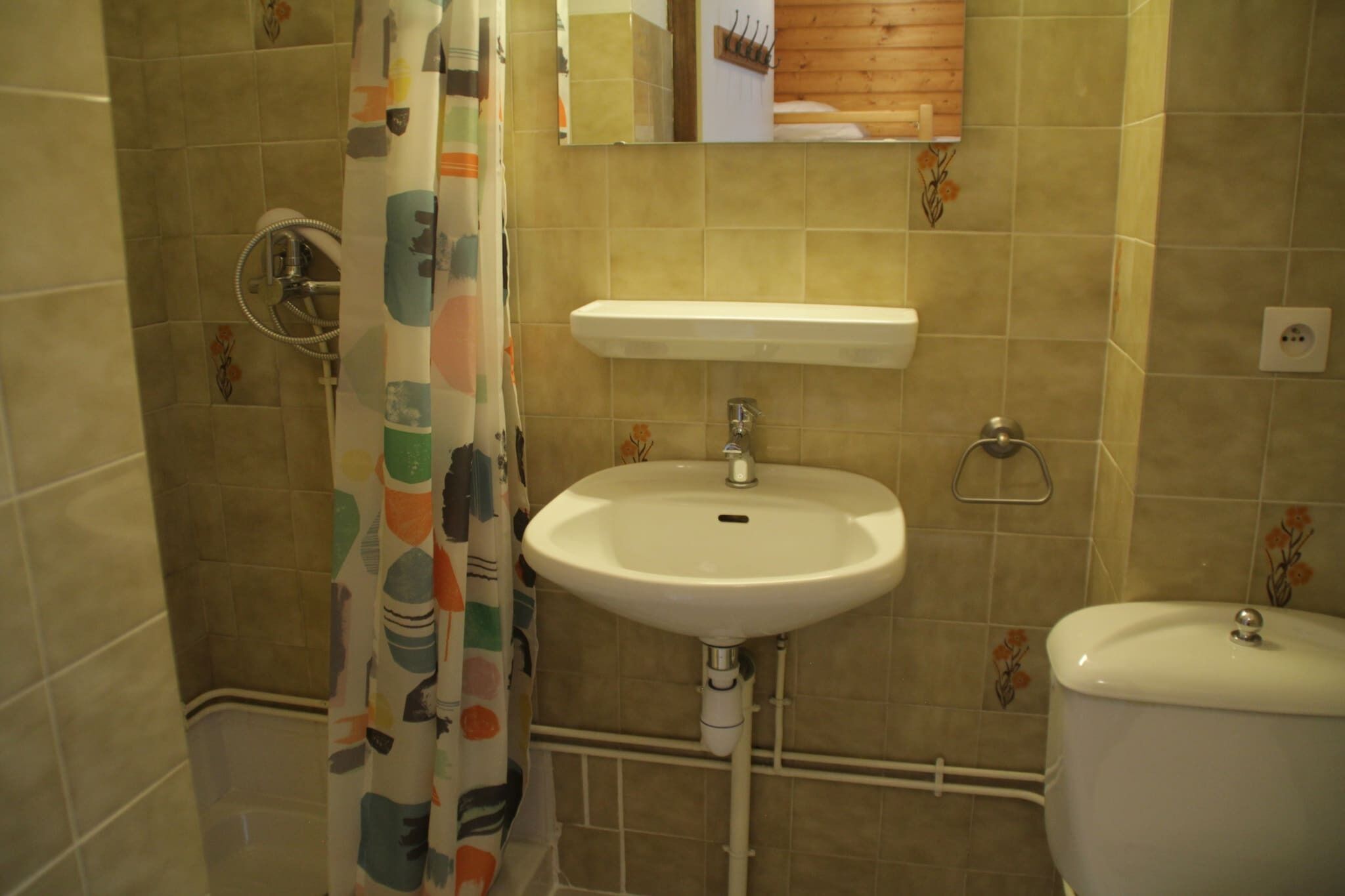 Une salle de bain avec une douche, un lavabo et des toilettes.