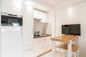 Fridge, microwave, oven, stovetop - Renovated apt with Parking & Terrace - Palm Beach (Cannes)