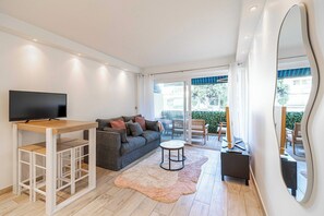 Smart TV, offices - Renovated apt with Parking & Terrace - Palm Beach (Cannes)